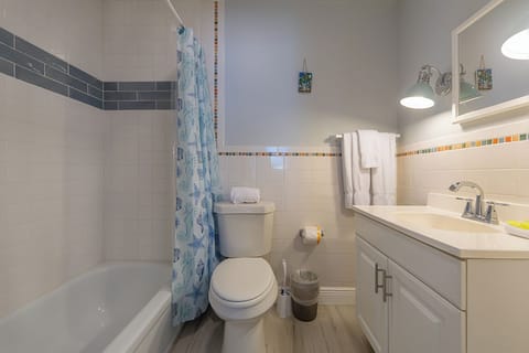 TranquiliSea 2: Pet friendly, long term discount, shared resort-style pool! House in Holmes Beach