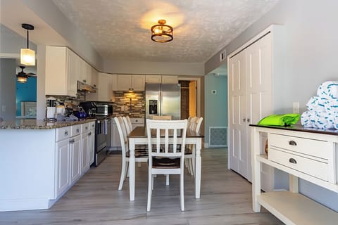 TranquiliSea 2: Pet friendly, long term discount, shared resort-style pool! House in Holmes Beach