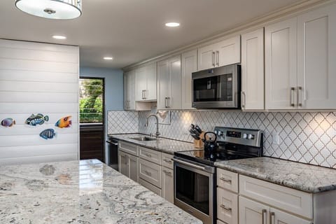 Modern and fully-equipped kitchen with granite counters – perfect for preparing delicious meals during your stay!