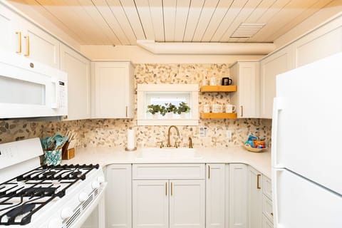 super cute and functional kitchen