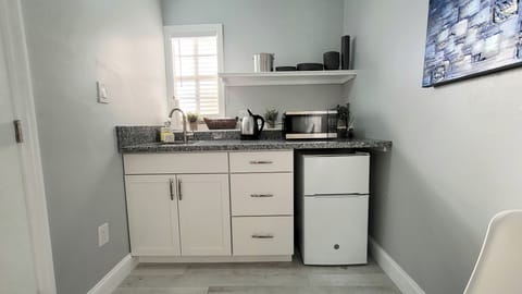 Deluxe Room, Non Smoking, Corner | Private kitchenette | Fridge, microwave, coffee/tea maker, freezer