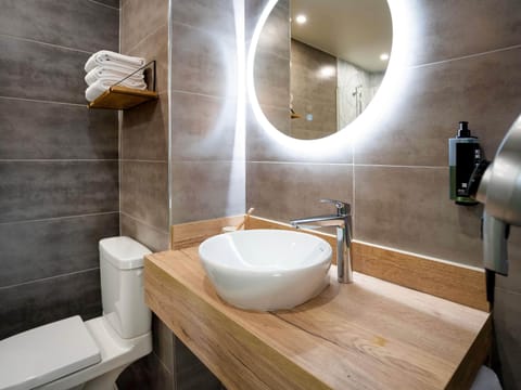 Desk, laptop workspace, soundproofing, free WiFi