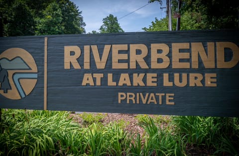 This cabin is located in the private community of Riverbend at Lake Lure 