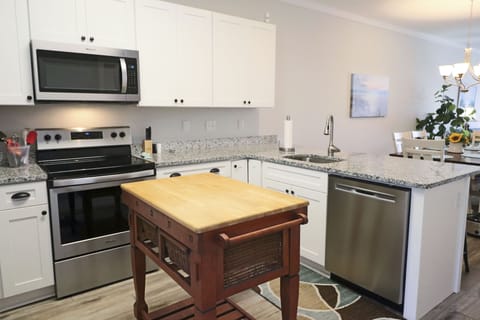 Modern kitchen w/breakfast bar