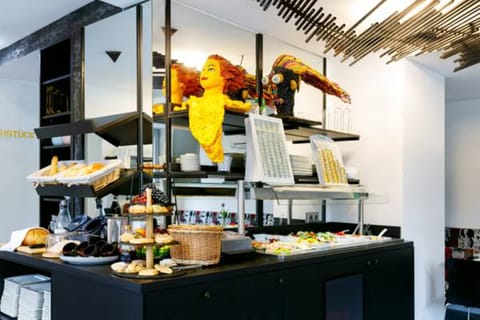 Daily continental breakfast (EUR 19.50 per person)