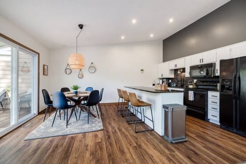 6 Person Dining Area and 3 Bar stools for additional seating

(Left Side of Duplex)

[Dining area 1 of 2 of whole duplex]