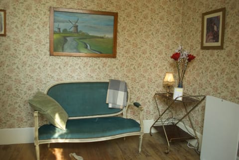 Romantic Suite (Suite Camus) | Premium bedding, individually decorated, individually furnished, desk