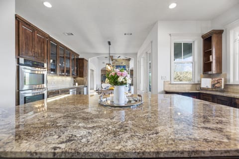 Luxury House | Private kitchen | Mini-fridge, microwave, stovetop, coffee/tea maker