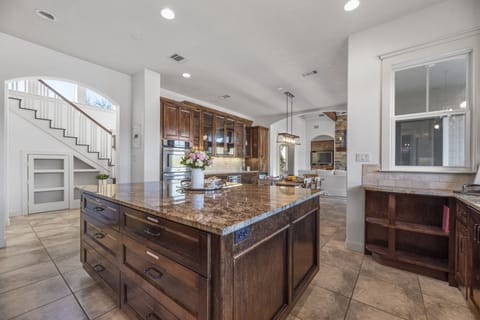 Luxury House | Private kitchen | Mini-fridge, microwave, stovetop, coffee/tea maker