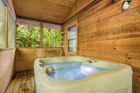 Bubbles, trees, and total privacy—your private spa in the Smokies