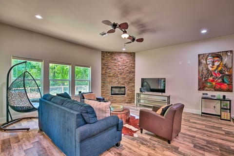Mansfield Vacation Rental | 4BR | 2.5BA | 1 Step Required | 2,000 Sq Ft