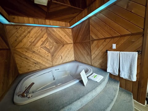 King Room, 1 King Bed (Complimentary Breakfast: Jun 01-Sep 30) | Bathroom | Jetted tub, free toiletries, hair dryer (on request), towels