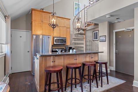 Enjoy casual dining and conversations at the kitchen counter.