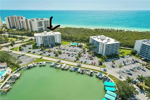 Close to beach, pool and many restaurants.