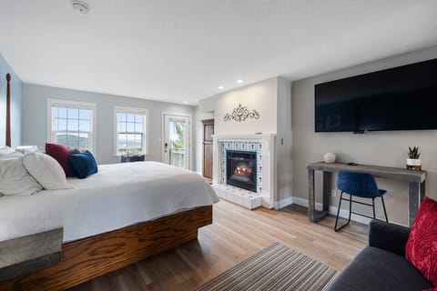 Deluxe Room | Desk, laptop workspace, free WiFi, bed sheets