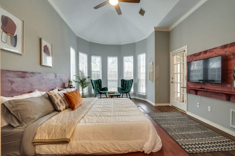 Main bedroom: Custom-made sleigh bed, en-suite bathroom, and plush sitting area.