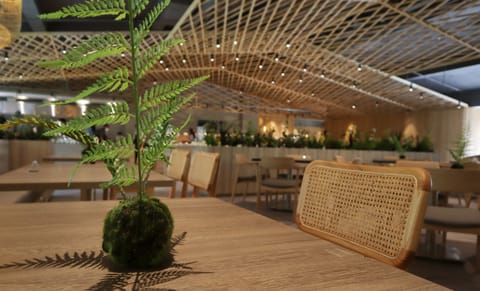 2 restaurants; breakfast, lunch, and dinner served