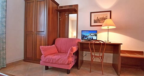 Standard Double | Desk, bed sheets