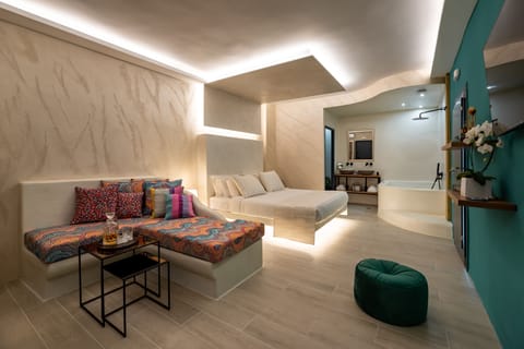 Saint Suite with indoor Jacuzzi bathtub | Egyptian cotton sheets, premium bedding, pillowtop beds, in-room safe