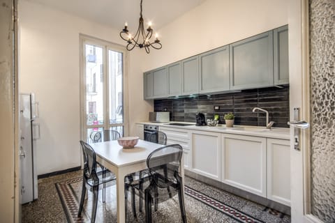 Deluxe Apartment | Private kitchen | Fridge, microwave, oven, stovetop