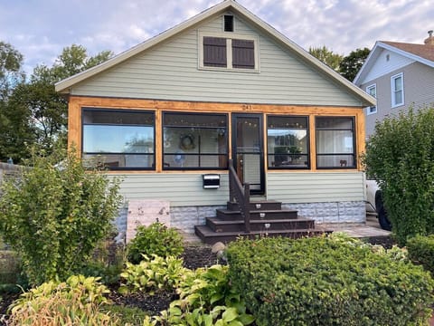 This pet friendly vacation rental is located in the heart of Holland, just a short drive from downtown and right next to Washington Square.