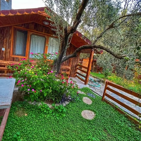 Business Tree House, 1 Queen Bed, Fireplace, Courtyard View | Garden view