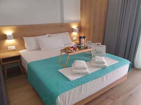 Daily to-go breakfast (EUR 7.5 per person)