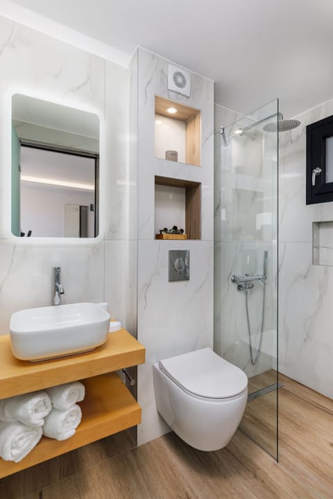 Room, Sea View | Bathroom | Shower, hydromassage showerhead, hair dryer, towels