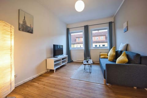 Wohnzimmer mit Smart-TV und bequemer Couch