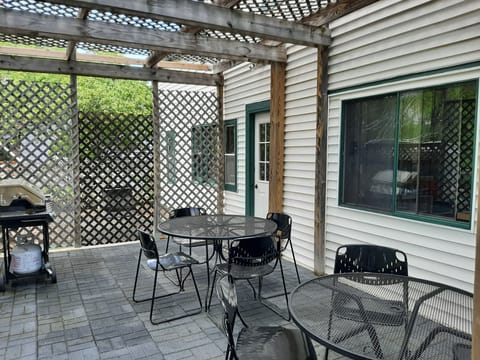 Deck Dining with Grill Adjacent to Kitchen