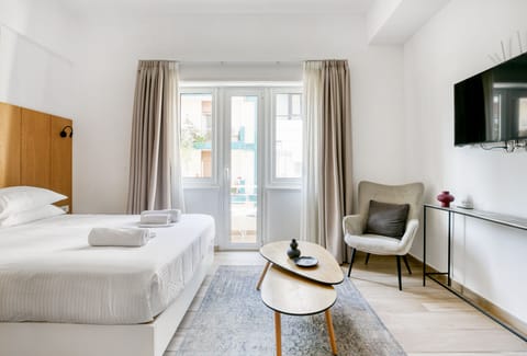 Bed, TV and multimedia, Bedroom, Towels, Sitting are