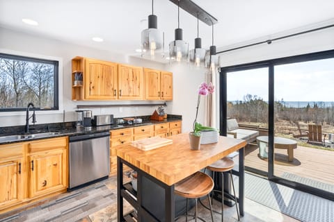 Kitchen island equipped with 2 bar stools.