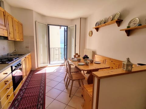 Cabinetry, Property, Furniture, Countertop, Table, Window, Interior Design, Wood, Lighting, Kitchen