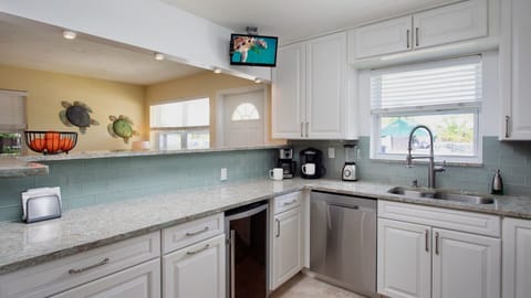 The fully equipped kitchen...