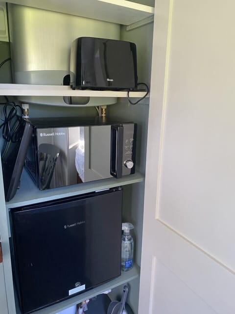 Deluxe Room, Private Bathroom, Lake View | Room amenity