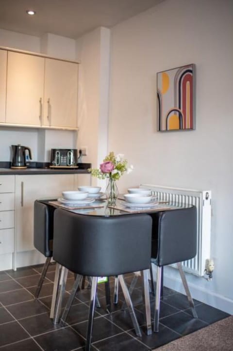 Apartment, Private Bathroom (No.2) | Restaurant