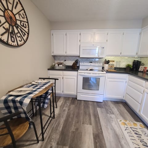 New fully stocked kitchen 