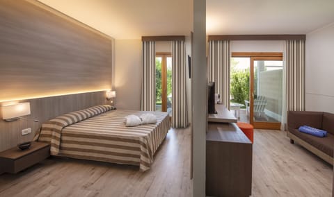 Junior Room, Garden View | In-room safe, desk, laptop workspace, bed sheets