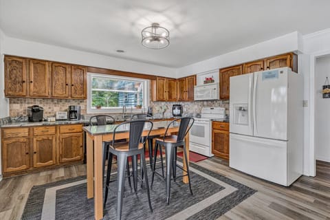 Island sitting area for the best view of the preparations