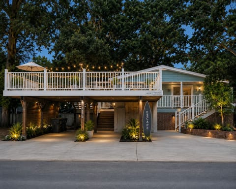 huge deck has seating for more than 20!