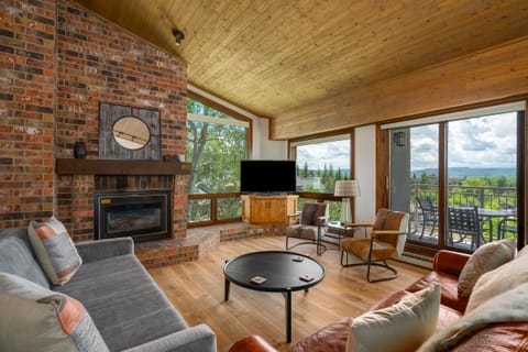 Top floor, spacious, 3 bedroom, 3 bath Dulany unit, one minute walk to the ski area base, South Valley views!