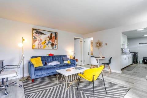 Seattle Vacation Rental | 2BR | 1BA | 825 Sq Ft | 2 Steps Required