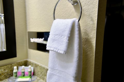 Combined shower/tub, hair dryer, towels