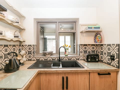 Cottage | Private kitchen | Fridge, dishwasher, electric kettle, toaster