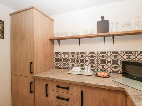 Cottage | Private kitchen | Fridge, dishwasher, electric kettle, toaster