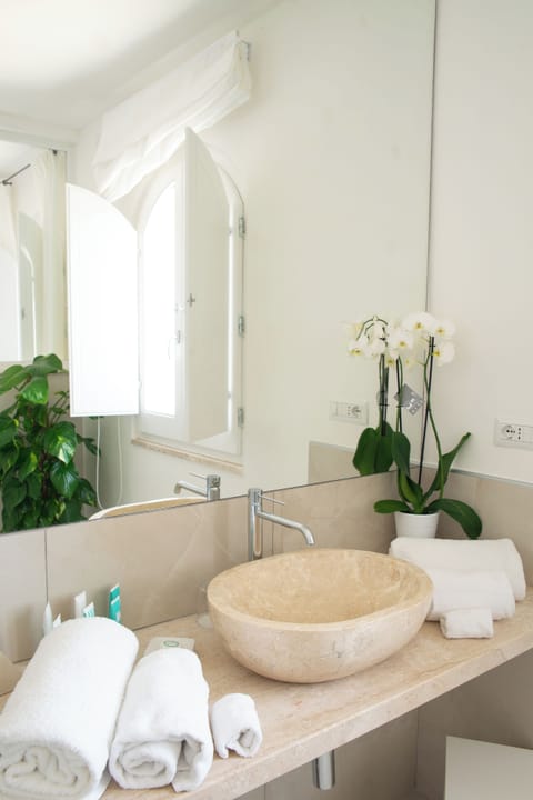 Deluxe Double Room, Sea View | Bathroom | Shower, rainfall showerhead, free toiletries, hair dryer