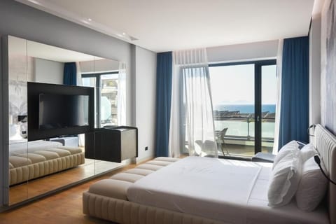 Junior Suite | Frette Italian sheets, premium bedding, minibar, in-room safe