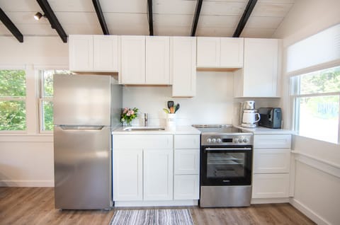 Large Studio Cottage - Queen Bed | Private kitchen | Microwave, stovetop, coffee/tea maker