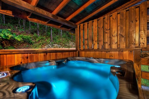 Enjoy a romantic nice evening in the hot tub!