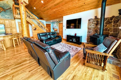 With a group-friendly open layout, this home provides the ideal space to unwind and recharge during your time in Teton Valley.